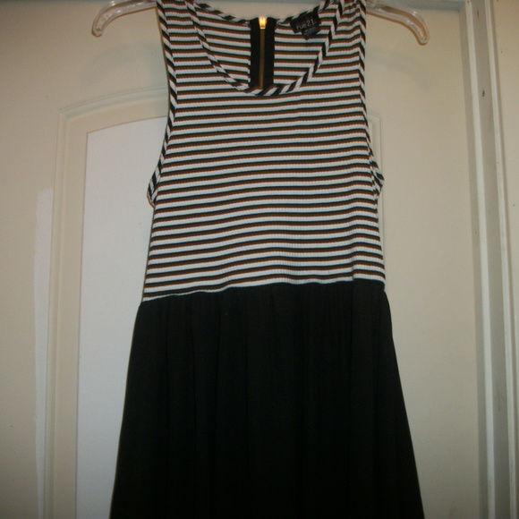 FRENCH STRIPES ON THE BOARDWALK DRESS RUE 21 L - Picture 2 of 6